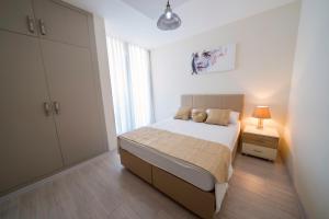 Кровать или кровати в номере Karia Plus City Apartments