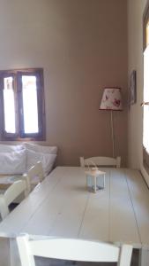 uma sala de estar com uma mesa branca e cadeiras em anerada / sun nature holidays em Athanion
