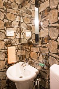 Ένα μπάνιο στο Casa DCM and Esmeralda - Villa's and Lake view Rooms in Bambolim with Swimming Pool acces