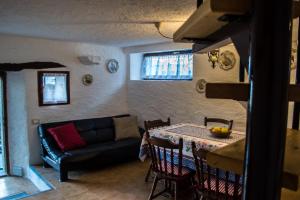 a living room with a couch and a table at Baita Martin da Fist in Caderzone Terme