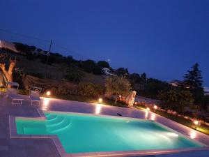 Bazén v ubytování Trullo suite 59 nebo v jeho okolí