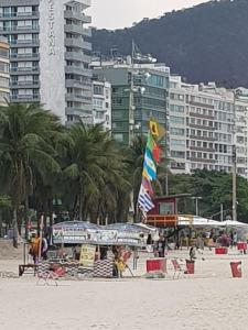 una playa con una cometa en la arena y edificios en Copacabana Front Beach, en Río de Janeiro