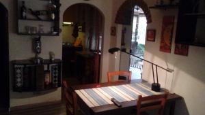 una sala da pranzo con tavolo e lampada di Garibaldi n°12 a Volterra