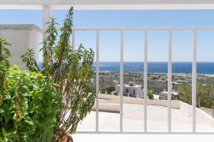 vistas al océano desde el balcón de una casa en Rodamos apartment, en Ierápetra