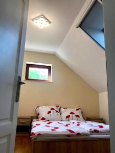 Un pat sau paturi într-o cameră la Biborka Apartman