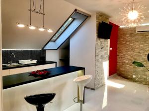 O bucătărie sau chicinetă la Biborka Apartman