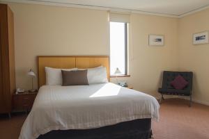 Postel nebo postele na pokoji v ubytování Ocean Beach Hotel
