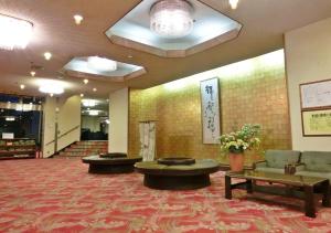 A seating area at Itoen Hotel Shikisai