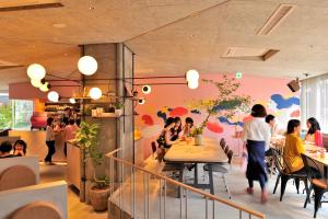 um grupo de pessoas sentadas numa mesa num restaurante em CAFETEL Kyoto Sanjo for Ladies em Quioto