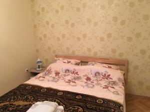 sypialnia z łóżkiem z różową kołdrą w obiekcie олан w mieście Truskawiec