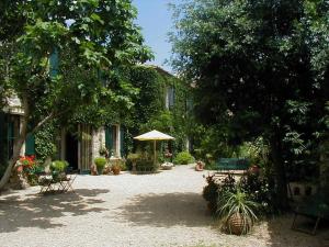 Photo de la galerie de l'établissement Maison d'Hôtes Mas de Barbut, à Saint-Laurent-dʼAigouze