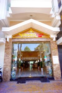 a entrance to a lobby of a hotel at NỮ HOÀNG HOTEL in Phan Rang–Tháp Chàm