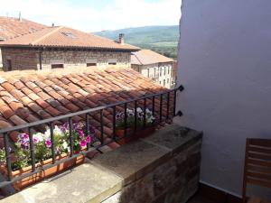 Un balcón con una valla con flores. en Posada Rural La Piñorra, en Vinuesa