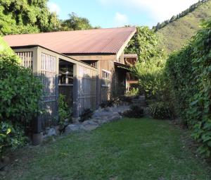 una casa con techo de metal y patio en Comfortable Maison en Papetoai