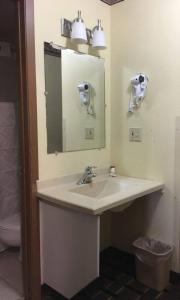 Ένα μπάνιο στο Deluxe Inn Nebraska City +18 φωτογραφίες