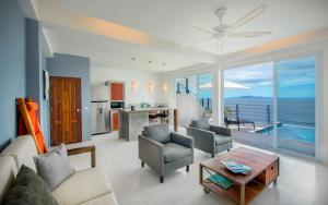 un soggiorno con vista sull'oceano di Philip's Villa a Ko Tao