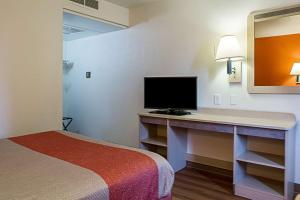 TV a/nebo společenská místnost v ubytování Motel 6-Kalispell, MT
