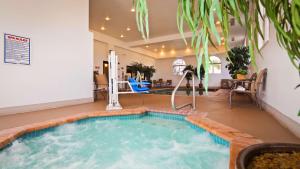 克雷格的住宿－Best Western Plus Deer Park Hotel and Suites，一个带游泳池的房间的大型室内游泳池