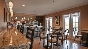 a restaurant with tables and chairs and a kitchen at Best Western Yuba City Inn in Yuba City