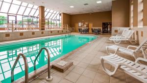 水鎮的住宿－貝斯維斯特水城/鼓堡酒店，一个带椅子和桌子的大型游泳池