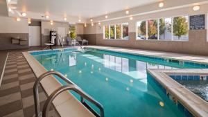ein Pool mit blauem Wasser in einem Hotel in der Unterkunft Best Western Plus Boardman Inn & Suites in Poland
