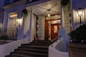 Eine Fassade oder ein Eingang zu Best Western Swiss Cottage Hotel