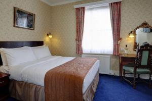 Ein Bett oder Betten in einem Zimmer der Unterkunft Best Western Swiss Cottage Hotel