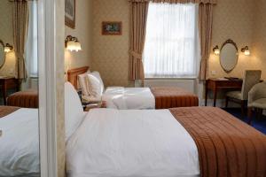 Ein Bett oder Betten in einem Zimmer der Unterkunft Best Western Swiss Cottage Hotel