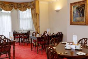 Ein Sitzbereich in der Unterkunft Best Western Swiss Cottage Hotel