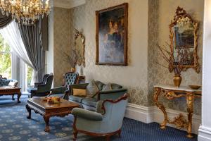 Ein Sitzbereich in der Unterkunft Best Western Swiss Cottage Hotel