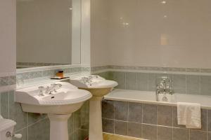 a sink and a bathtub in a bathroom at Best Western Moore Place Hotel in Milton Keynes