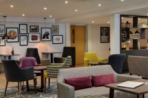 - une salle d'attente avec des chaises, un canapé et des tables dans l'établissement Best Western White House Hotel, à Watford
