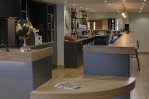 a restaurant with a bar with a counter top at Best Western White House Hotel in Watford