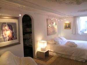 a bedroom with a bed and a lamp in it at B&B Singel 100 in Amsterdam