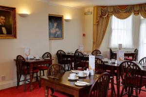 Ein Sitzbereich in der Unterkunft Best Western Swiss Cottage Hotel