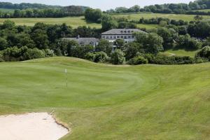 eine Luftansicht eines Golfplatzes mit einem Gebäude in der Unterkunft Best Western The Dartmouth Hotel, Golf & Spa in Dartmouth