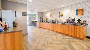 una caffetteria con bancone in camera di Best Western Plus Harrisburg Mechanicsburg a Enola