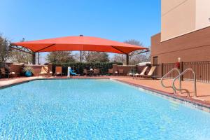 Bazén v ubytování Hyatt Place Dallas/Grapevine nebo v jeho okolí