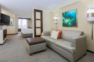 uma sala de estar com um sofá e uma cama em Hyatt Place Dallas/Grapevine em Grapevine