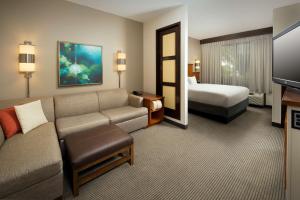 une chambre d'hôtel avec un canapé et un lit dans l'établissement Hyatt Place San Antonio Northwest/Medical Center, à San Antonio