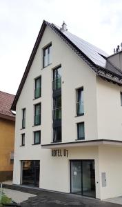 ein weißes Gebäude mit dem Hotel darauf geschrieben in der Unterkunft Hotel U7 in Metzingen