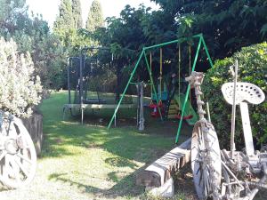 un parque con parque infantil con columpio en Mas Aurélia B&B, en Fréjus
