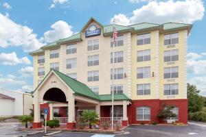 un hôtel avec un drapeau en haut dans l'établissement Days Inn & Suites by Wyndham Tucker/Northlake, à Tucker