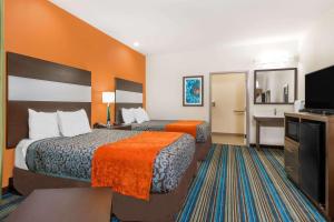 Katil atau katil-katil dalam bilik di Days Inn & Suites by Wyndham Katy