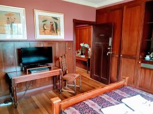 A television and/or entertainment centre at Bridgefield Guest House