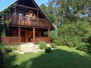 Casa de madera grande con porche y patio en Chata Delta en Liptovský Mikuláš