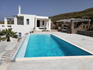 una piscina frente a una casa blanca en Villa with Swimming Pool, en Korissia