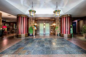 un pasillo con columnas rojas en un edificio en Grand Hotel Colony, en Roma