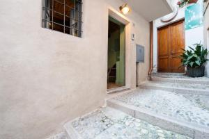 Bazén v ubytovaní Isola Bella Apartments - Via Villa 9 alebo v jeho blízkosti