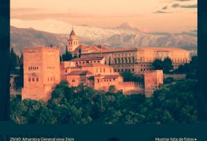 un gran edificio con una montaña en el fondo en Confort by Congress Palace, en Granada